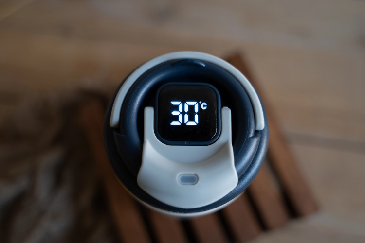 دماسنج داره که دمای لحظه ای نوشیدنی رو نشون میده