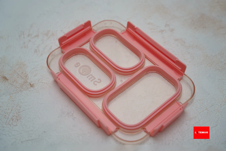 درب دارای واشر جداگانه برای هر قسمت هست که باعث میشه غذاها با هم قاطی نشن و نشتی نداشته باشه