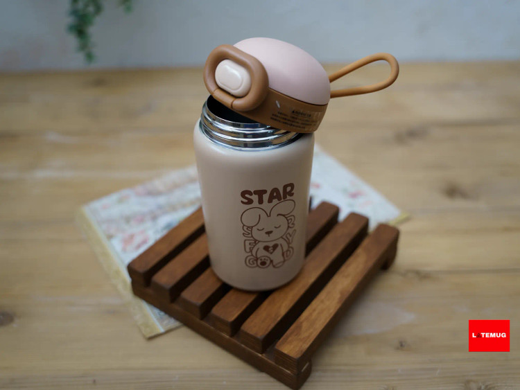 در قسمت پشت بند مچی دارد برای حمل راحتر