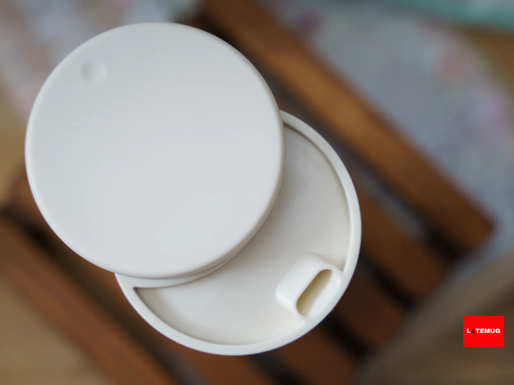 آسان نوش دارد درب به صورت چرخشی باز میشود و اصلا نشتی ندارد