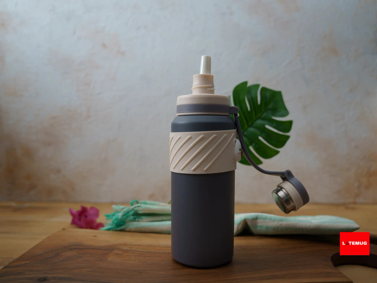 برای نوشیدنیهای سرد نی دارد که قابل جداشدن هم هست