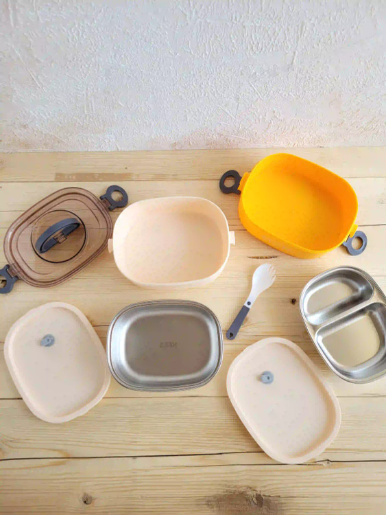 دسته داره برای حمل راحت قاشق داره 2تا ظرف استیل داره2تاظرف پلاستیکی و2تادرب پلاستیکی داره