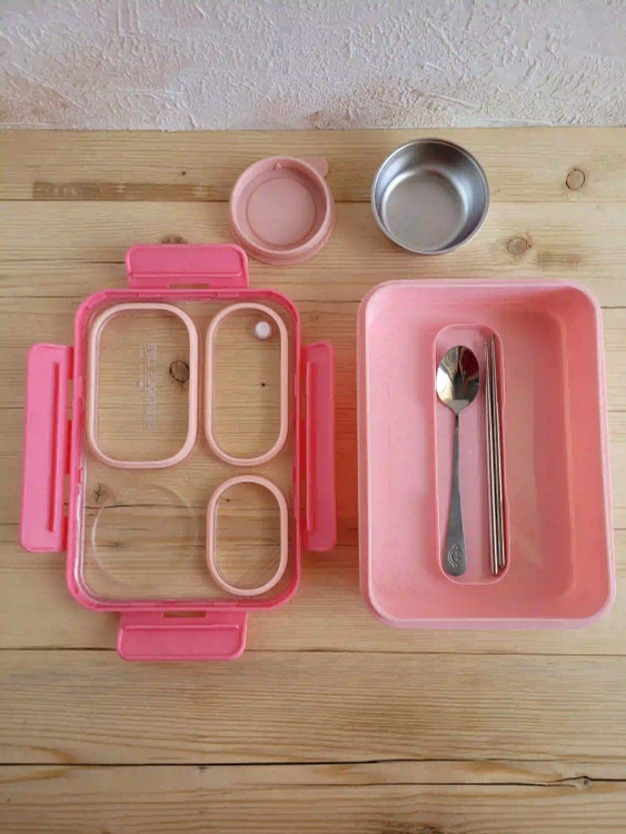 دارای کاسه استیل و قاشق و چاپ استیک استیل