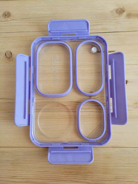 بر روی درب واشرهای جداگانه برای هر خانه دارد بنابراین محتویات قسمتهای مختلف با هم قاطی نمیشن و اصلا نشتی ندارد