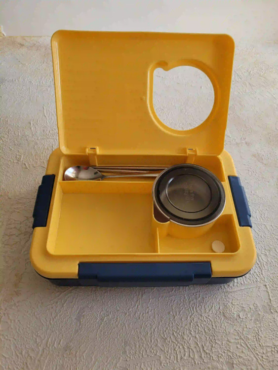 طبقه اول کاسه دارد حجم کاسه 150میل،قاشق و چاپ استیک دارد