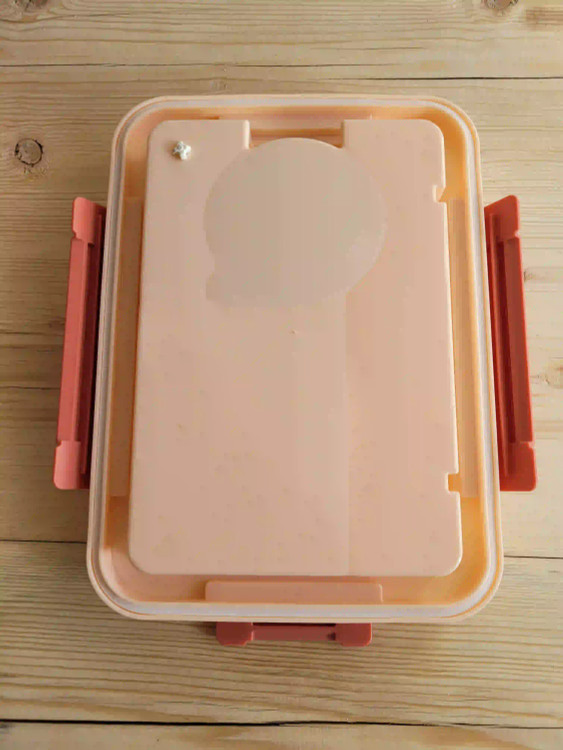 درب ظرف واشر سراسری دارد که مانع نشتی غذا به بیرون میشود