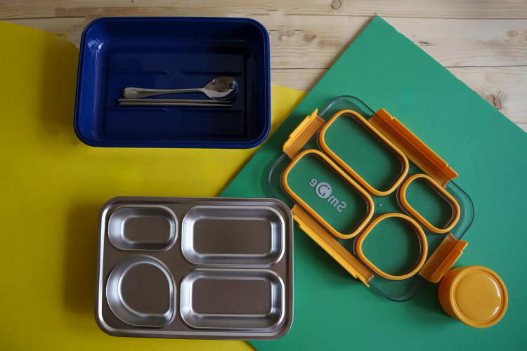 قسمت استیل،استیل ۳۰۴هست و نگهداری دما دارد وجدا میشود و بر روی درب واشرهای جداگانه برای هر قسمت وجود دارد که مانع نشتی غذا به بیرون و قاطی شدن محتویات قسمتهای مختلف میشود