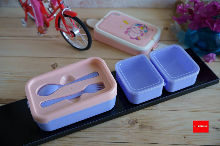 قاشق و چنگال روی درب طبقه اول قراردارد