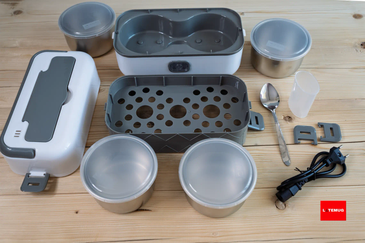 اجزای تشکیل دهنده ظرف غذای برقی شامل کاور دسته دار و جای قاشق دارای قاشق استیل و ۴کاسه استیل با دربهای پلاستیکی دارای محفظه بخار پز دارای بدنه گرمکن و کابل اتصال به برق و پیمانه و گیره زاپاس