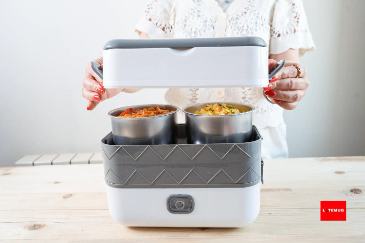 برای گرم کردن ظرفهای استیل را بدون درب در جایگاهشان میگذاریم و کاور را گذاشته گیره ها را میبندیم و کاور