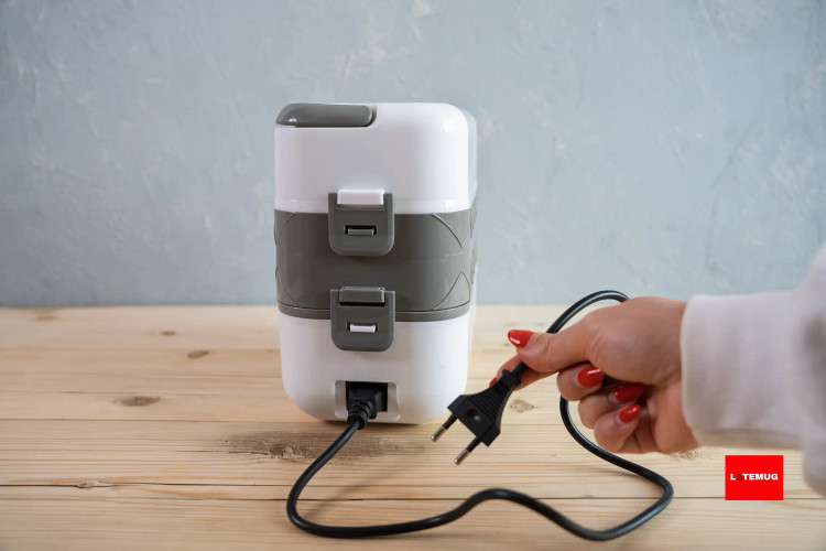 کابل را به دستگاه وصل کرده و دوشاخه را به برق میزنیم