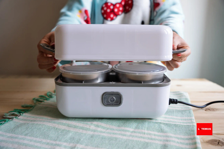 بعد از ریختن آب در قسمت بدنه گرمایشی ،ظروف استیل را بدون درب در جایگاهشان قرار میدیم وکاور اصلی رو میذاریم