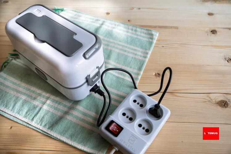 کابل رو به دستگاه وصل کرده و دوشاخه رو به برق میزنیم