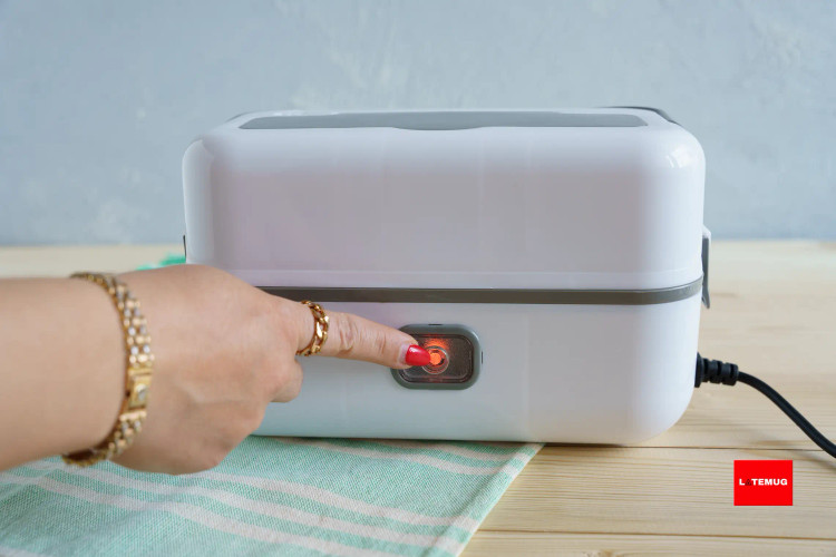 دکمه خاموش روشن رو میزنیم و بعد ده الی ۱۵ دقیقه از خوردن غذای گرم لذت میبریم