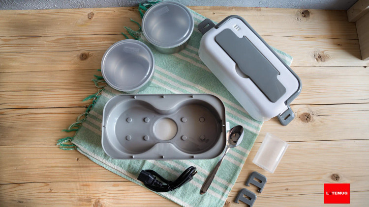 اجزای تشکیل دهنده ظرف شامل۱_ کاور(روی کاور جای قاشق و دسته هست)۲_دو عدد ظرف استیل با درب پلاستیکی ۳_محفظه گرمکن ۴_کابل اتصال به برق ۵_پیمانه ۶_دستگیره زاپاس ۷_قاشق استیل