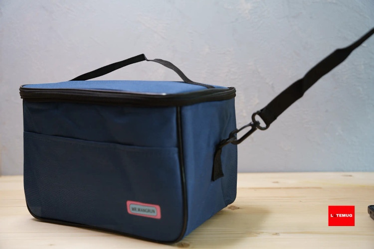 هم بند دوشی دارد هم بالای کیف دسته پارچه ای دارد