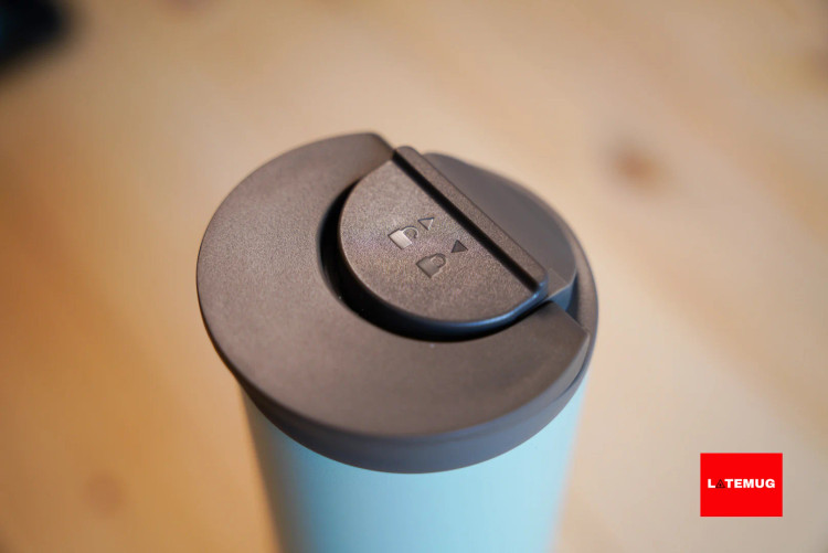 درب تراول ماگ قفل با کیفیت داره بنابراین اصلا نگران ریزش نباشید در این حالت قفل درب باز است