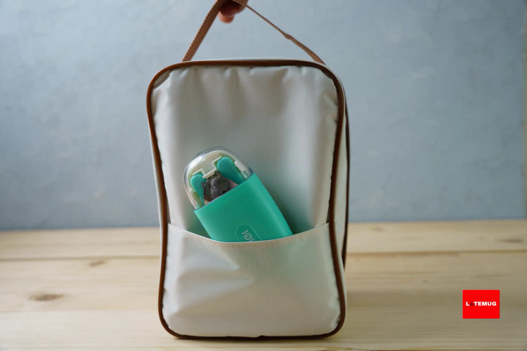 بالای سر لانچبگ دسته پارچه ای قابل حمل وجود دارد وپشت کیف ظرف غذا جیب برای گذاشتن قاشق و چنگال یا ...