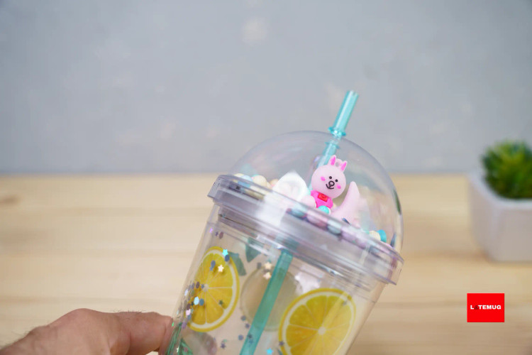 روی درب ماگ عروسک و توپک وجود دارد