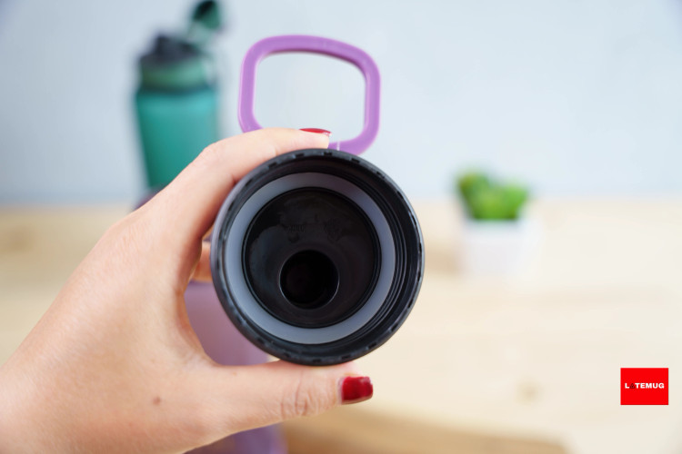 داخل درب واشر دارد بنابراین اصلا نشتی نداره