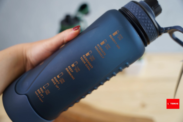 قمقمه درجه بندی داردهمراه با جملات انگیزشی