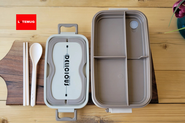 روی قسمت نیم طبقه قاشق و چاپ استیک پلاستیکی قرار میگیرد و جا برای تنقلات و آجیل هست