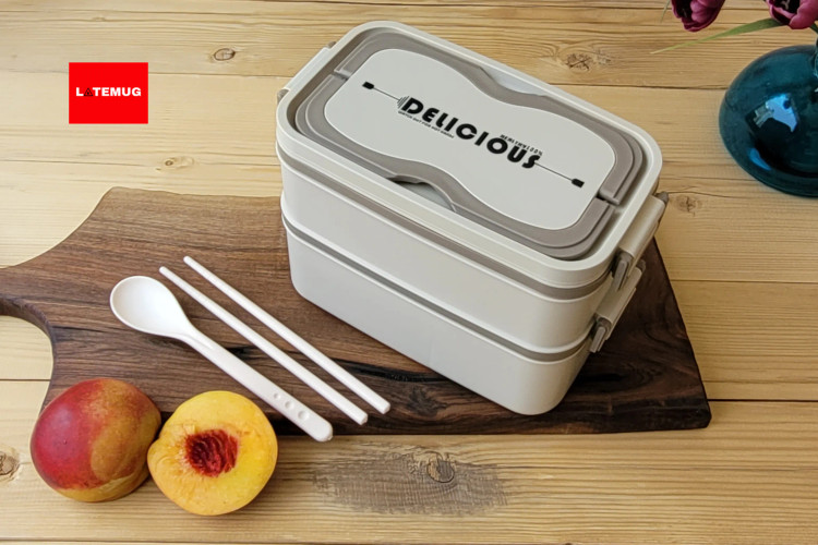 ظرف غذای دو و نیم طبقه دلیشز همراه با قاشق و چاپ استیک پلاستیکی رنگ کرم