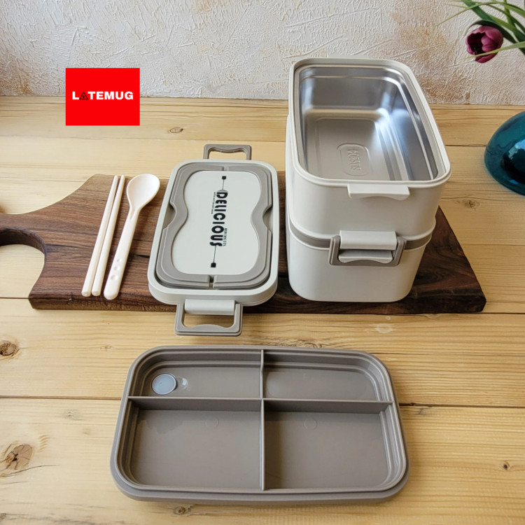 طبقه اول دارای استیل یک تکه هست قسمت استیل از قسمتهای پلاستیکی جدا میشه و قابل استفاده در فر و گرمکن هست