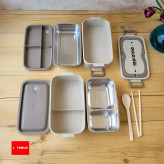 تمام اجزای ظرف غذای دو و نیم طبقه دلیشز. قسمتهای استیل از قسمتهای پلاستیکی جدا میشود