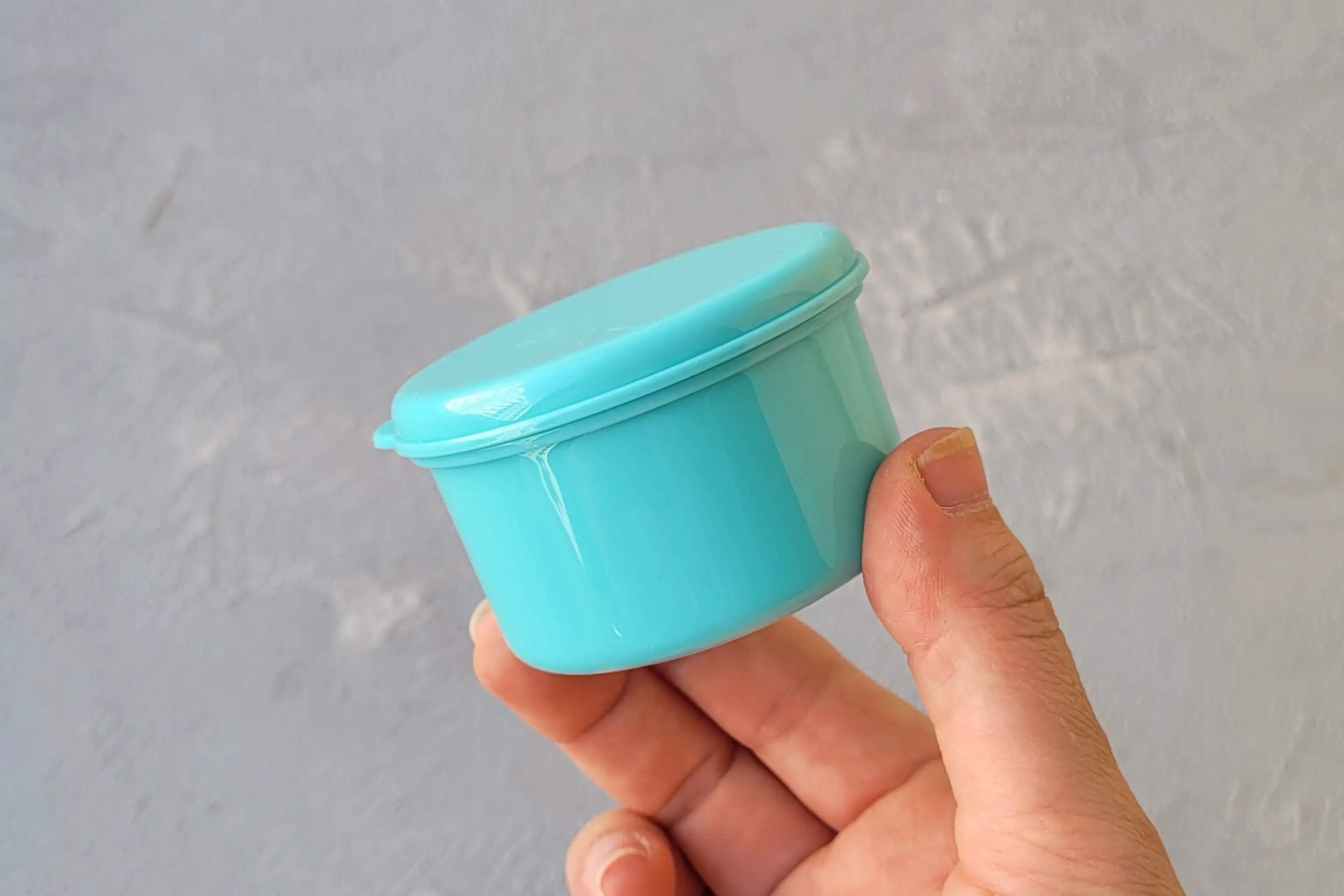 کاسه(پیاله)دارن و میتونیم داخلش ماست، ترشی، زیتون، آجیل و.... بریزیم