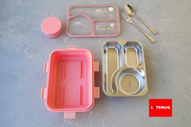 قسمتهای تشکیل دهنده ظرف غذای سه خانه داخل استیل واشر دار مستطیلی:قسمت استیل جدا شونده ، قسمت پلاستیکی، قاشق و چنگال استیل، کاسه، درب واشردار