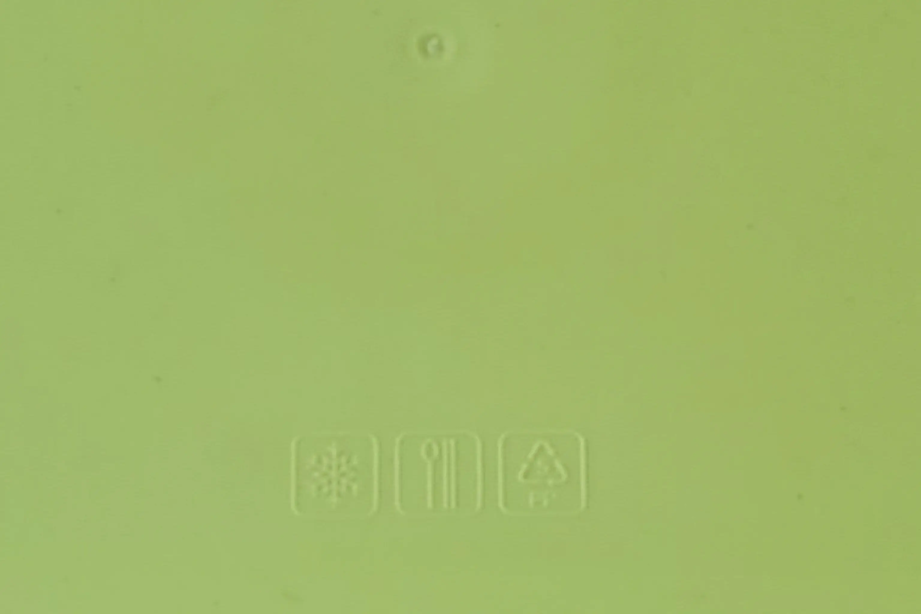 پشت ظرف پلاستیکی حک شده که قابل استفاده در ماکروفر و فریزر هست