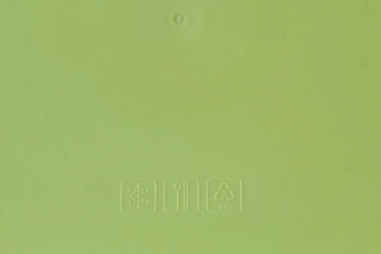 پشت ظرف پلاستیکی حک شده که قابل استفاده در ماکروفر و فریزر هست