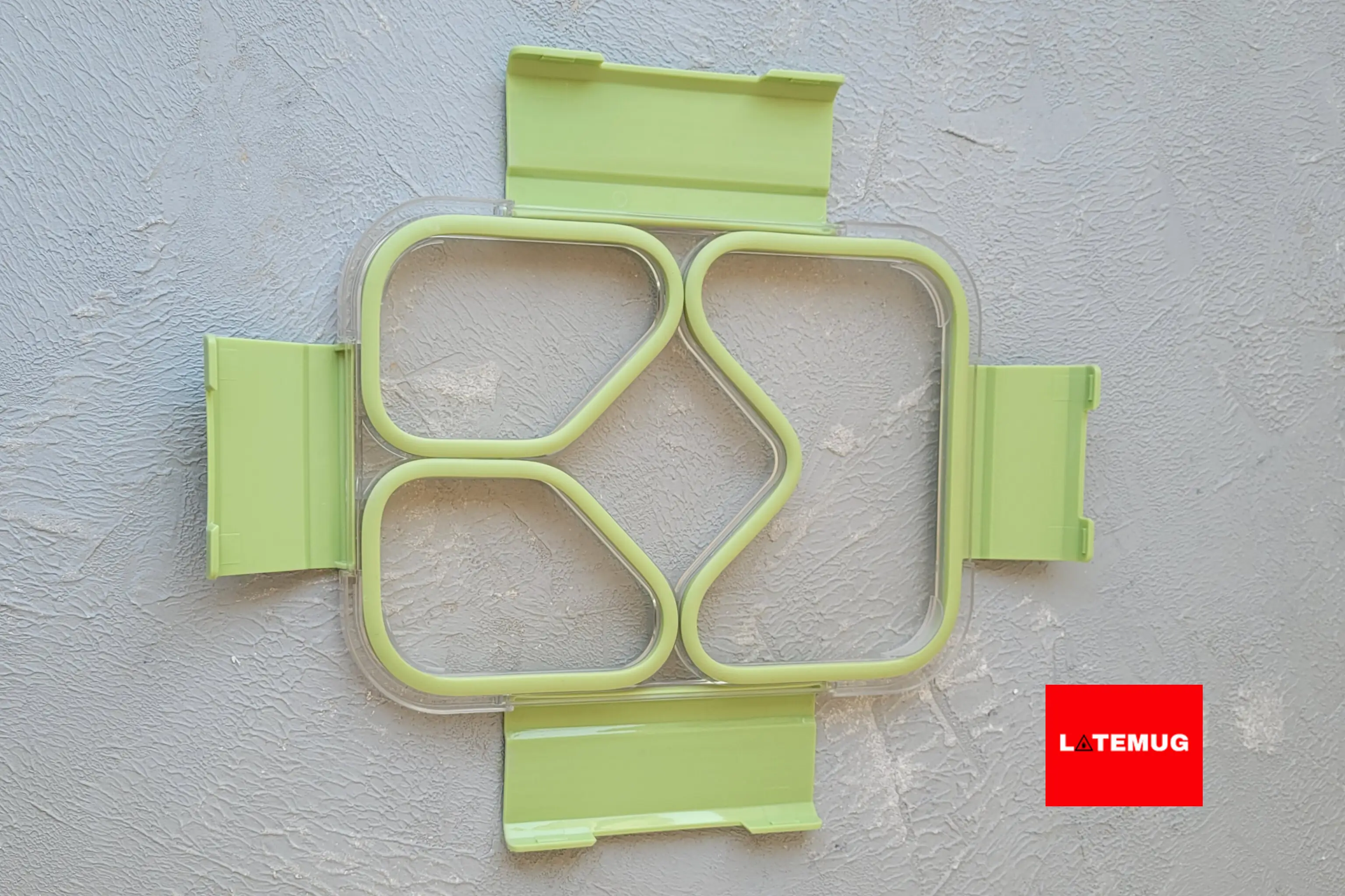 داخل درب واشرهای جدا برای هر قسمت داره بنابراین محتویات قسمت‌های مختلف با هم قاطی نمیشن