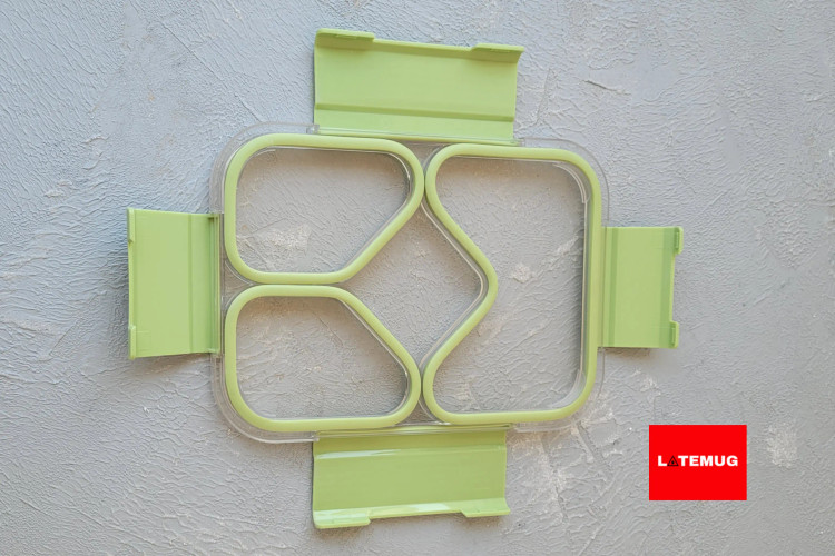 داخل درب واشرهای جدا برای هر قسمت داره بنابراین محتویات قسمتهای مختلف با هم قاطی نمیشن