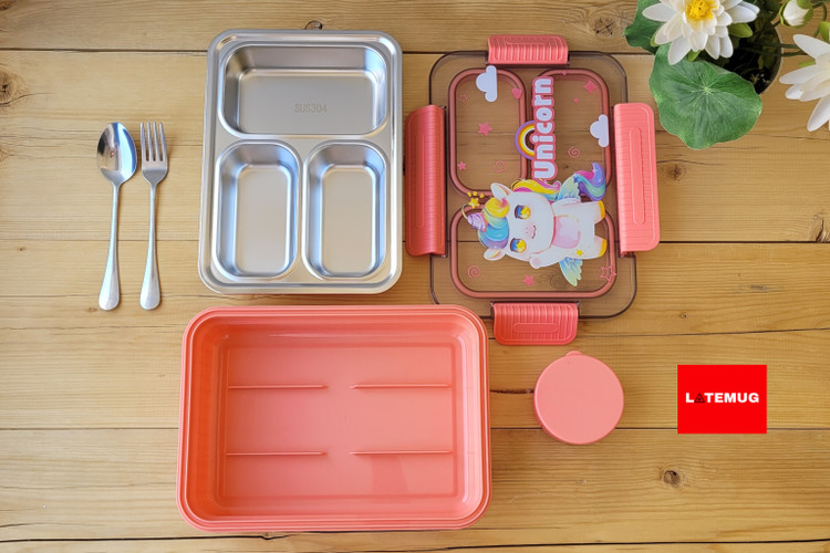 قسمت استیل از پلاستیک جدا میشه و میتونید داخل فر یا گرمگن بذارید و قسمت پلاستیکی قابل استفاده در ماکروفر و فریزر هست. کاسه داره، قاشق و چنگال استیل اختصاصی داره