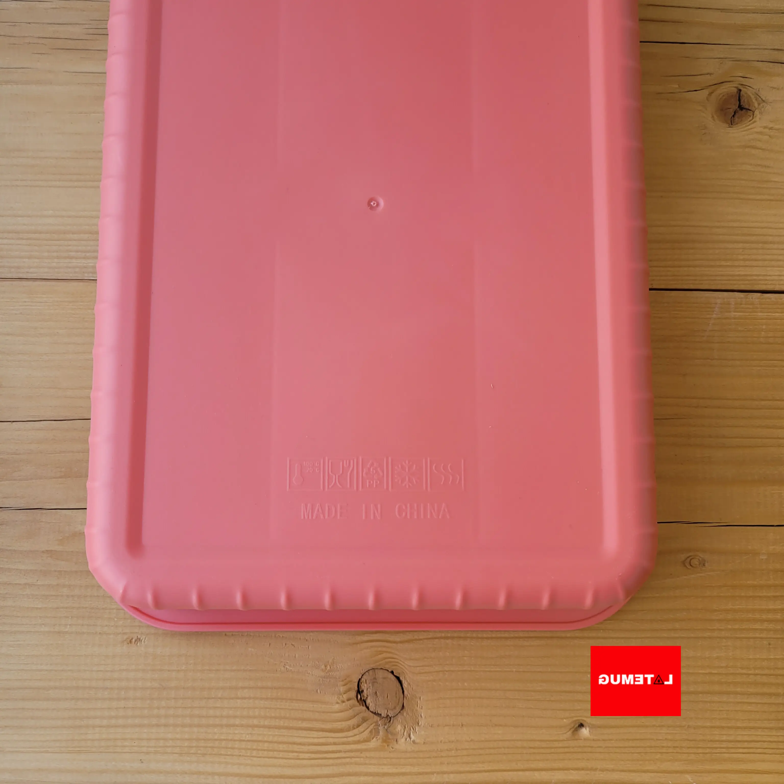 پشت قسمت پلاستیکی حک شده که میتونید داخل ماکروویو و فریزر بذارید