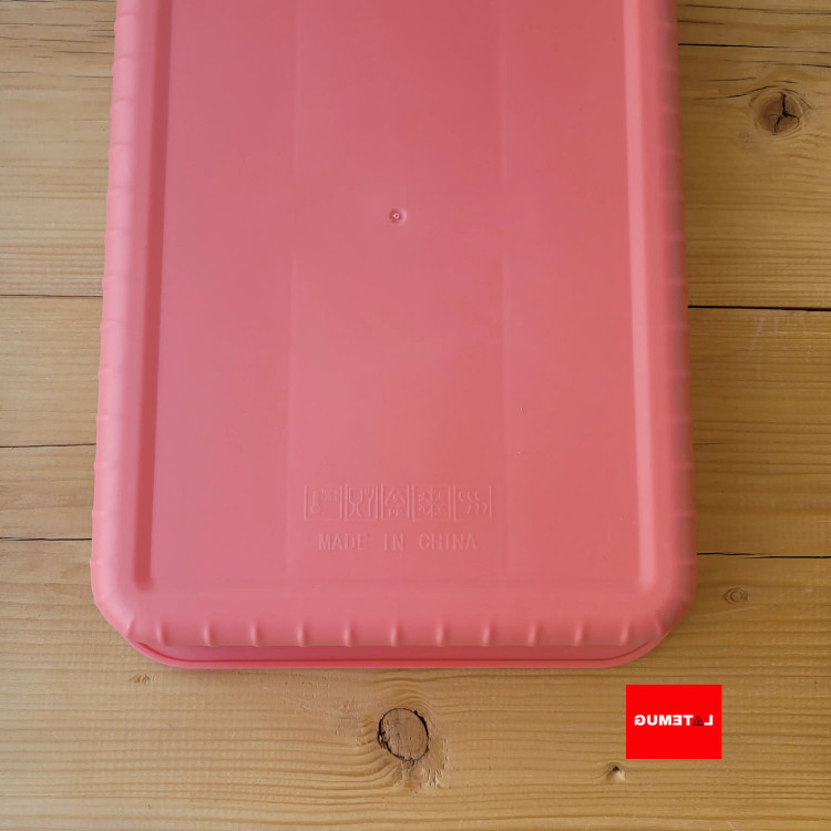 پشت قسمت پلاستیکی حک شده که میتونید داخل ماکروویو و فریزر بذارید