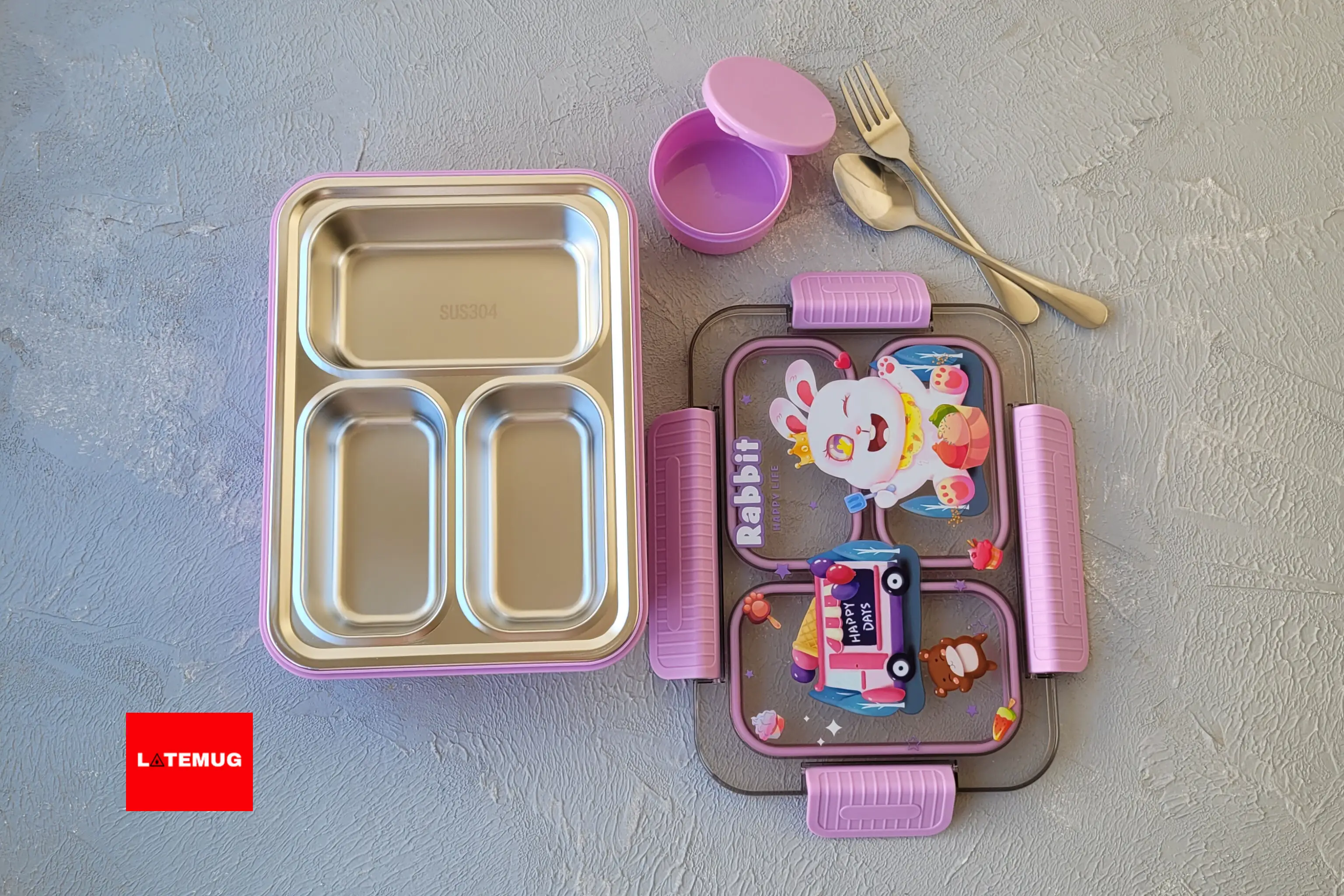 ظرف غذای سه قسمتی داخل استیل خرگوشی دارای درب با واشرهای جدا برای هر خانه، قاشق و چنگال استیل اختصاصی، کاسه دربدار پلاستیکی برای ماست، زیتون، سس، ترشی