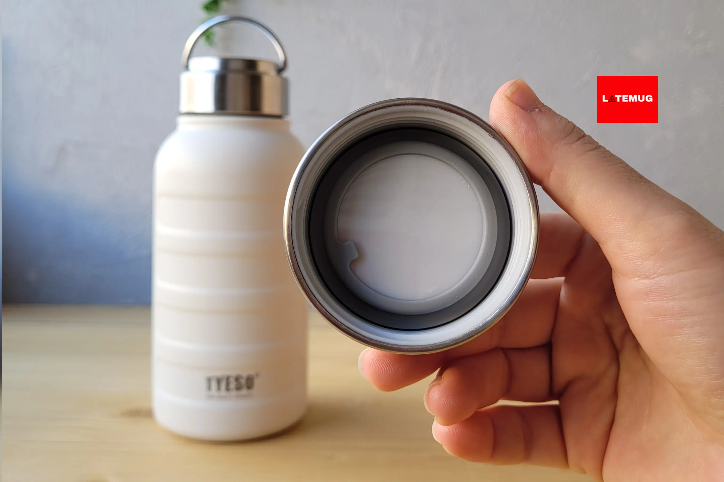 داخل درب واشر داره بنابراین آب بندیش برای داخل کیف و کوله مناسبه