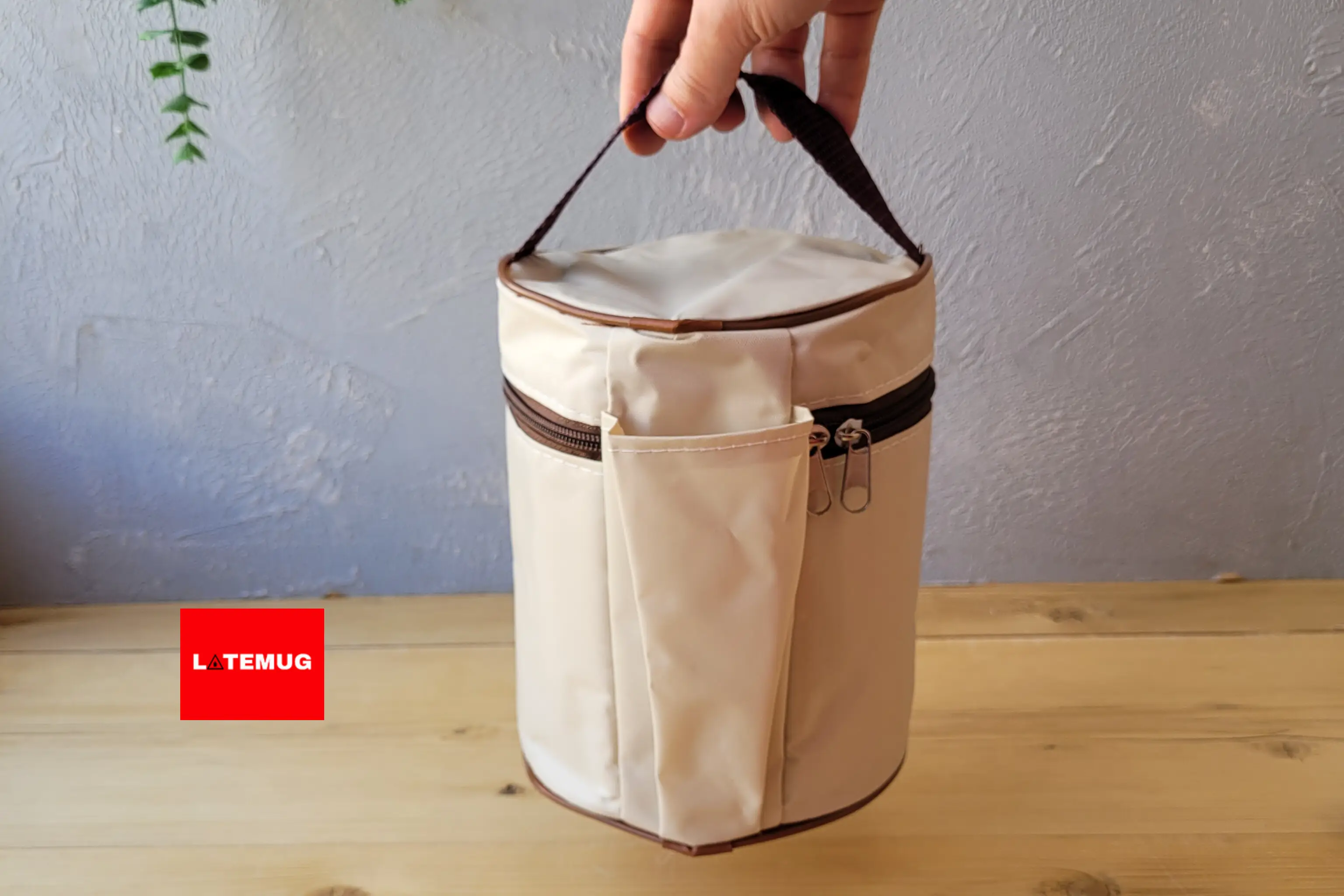 پشت کیف جیب داره برای گذاشتن قاشق و چنگال یا دستمال