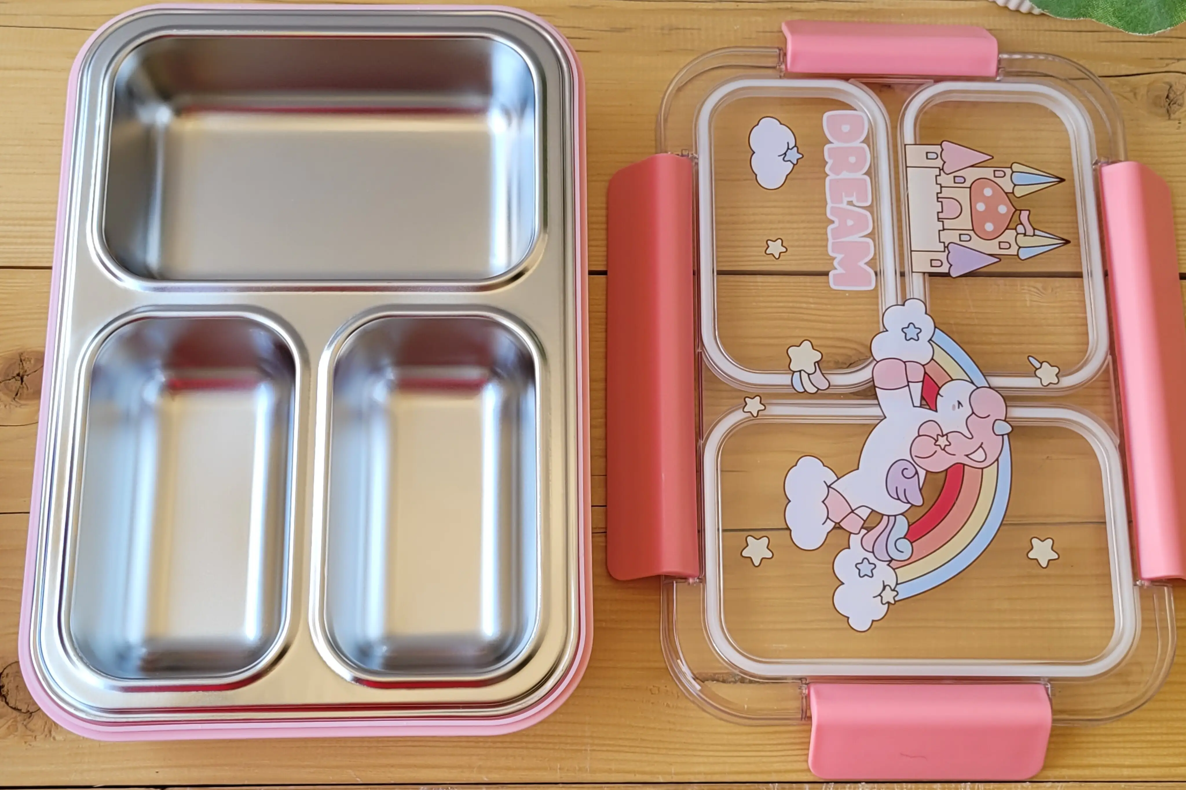 قسمت استیل از پلاستیک جدا میشه و میتونید داخل فر یا گرمگن بذارید و قسمت پلاستیکی قابل استفاده در ماکروفر و فریزر هست