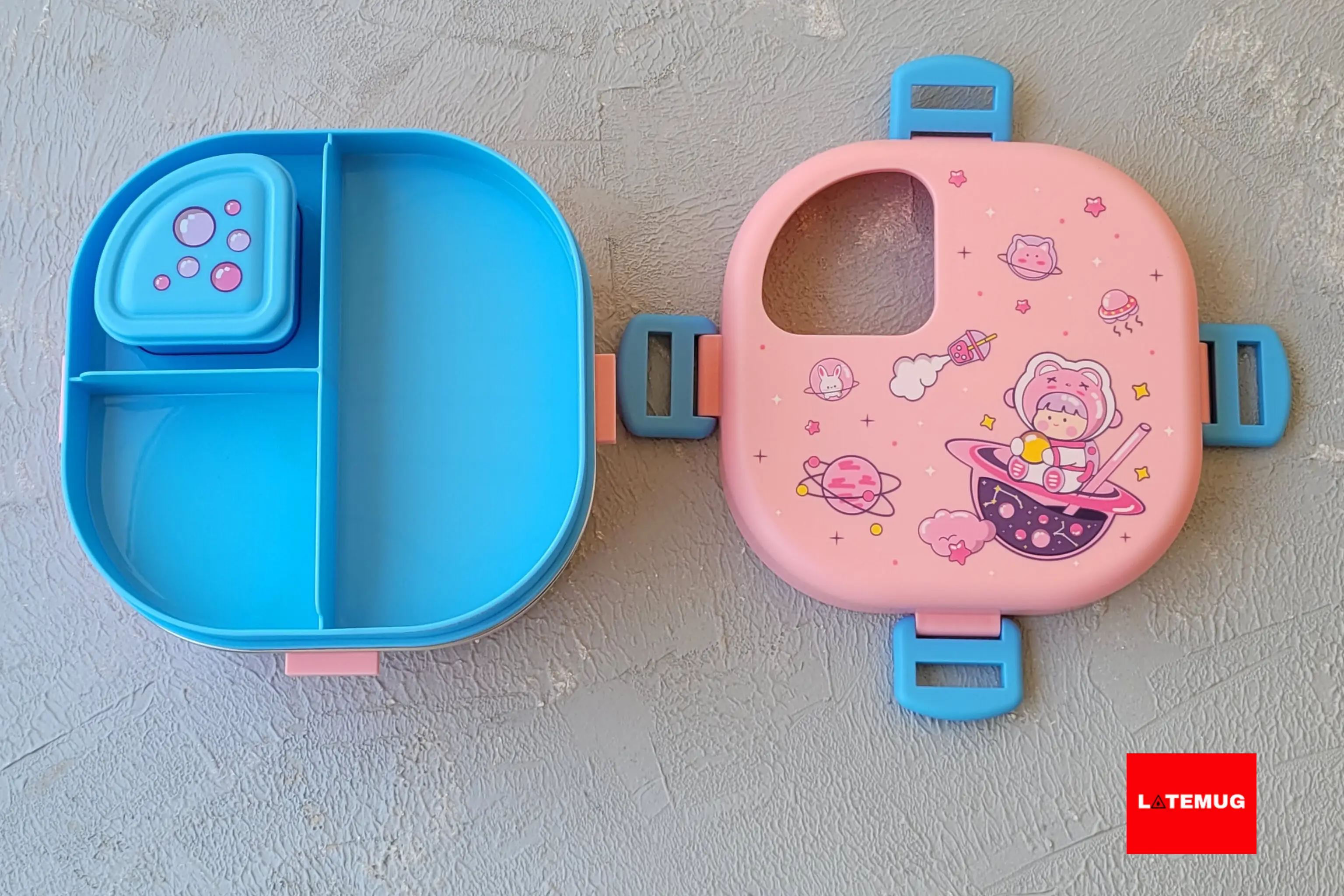 درب رو که بر میداریم طبقه اول سه خانه داره و یک کاسه برای ماست، سس یا آجیل