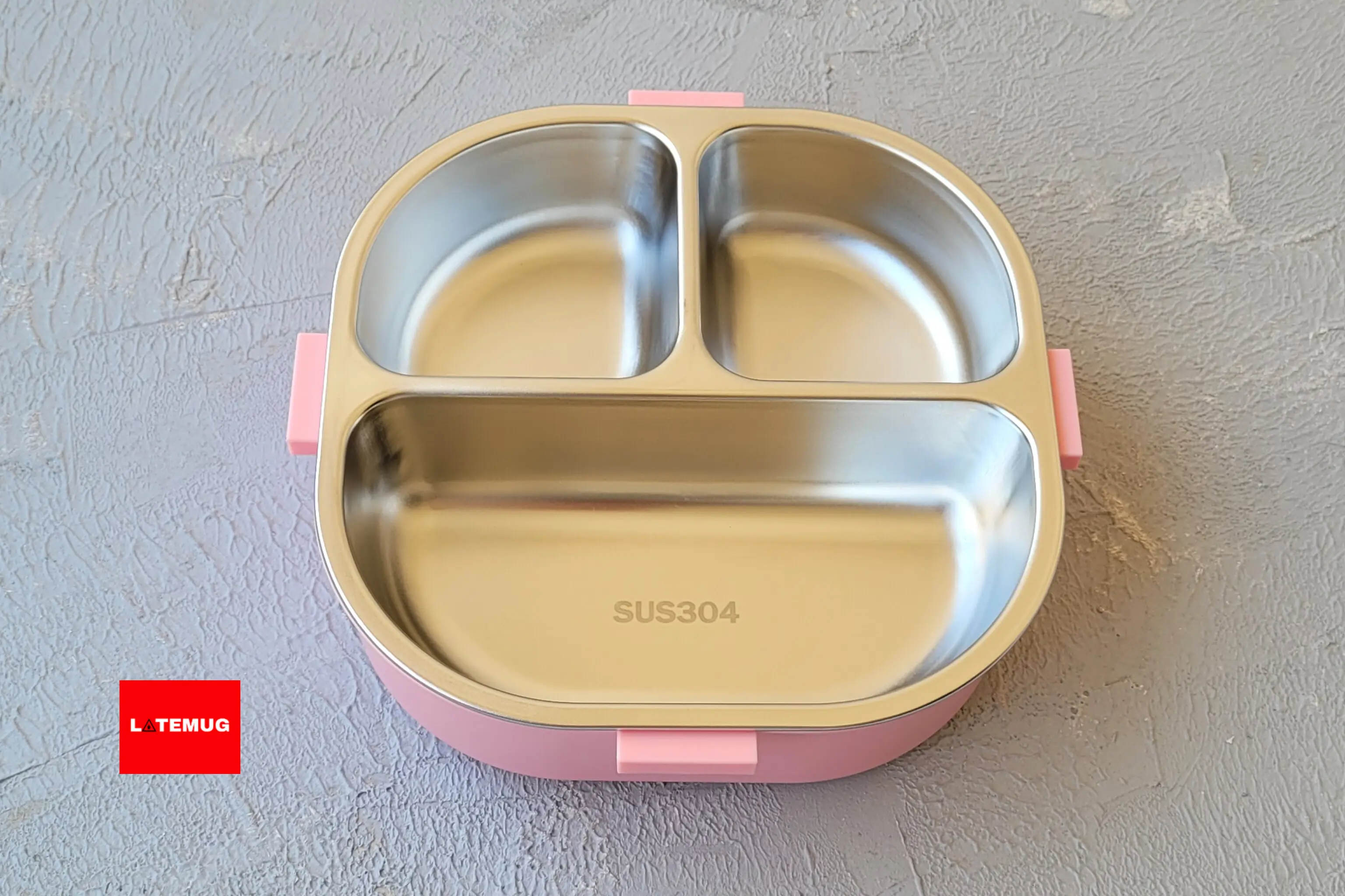 قسمت استیل، استیل 304 ضدزنگ هست و از قسمت پلاستیکی جدا میشه و میتونید داخل فر یا گرمگن بذارید