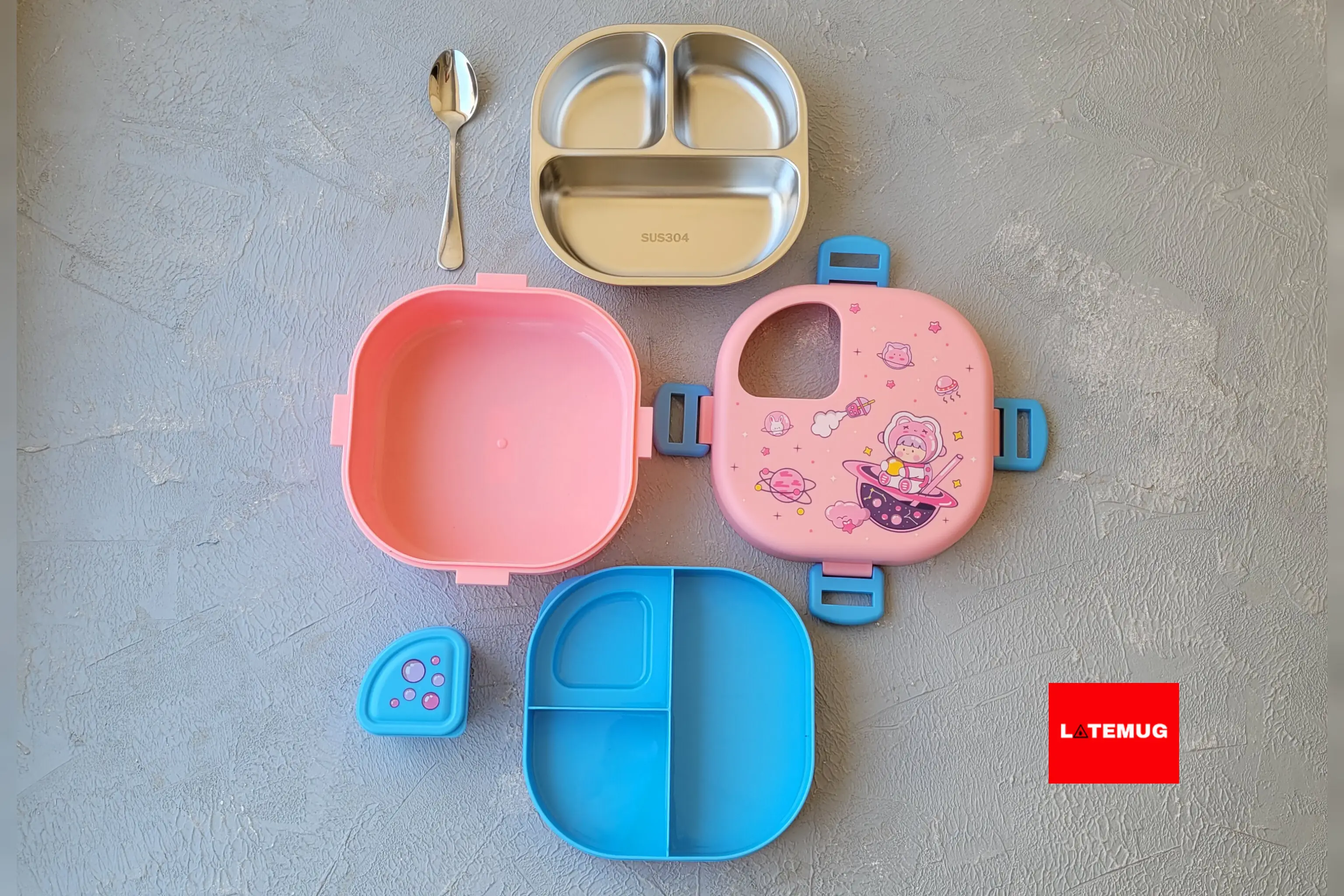 قسمت‌های تشکیل دهنده ظرف غذای فضانورد:طبقه اول سه قسمتی با کاسه، طبقه دوم استیل سه قسمتی، و زیر قسمت استیل، قسمت پلاستیکی، دارای قاشق استیل