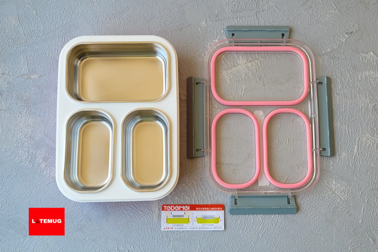 بر روی درب برای هر قسمت واشر جدا داره و غذای سه خانه با هم قاطی نمیشن