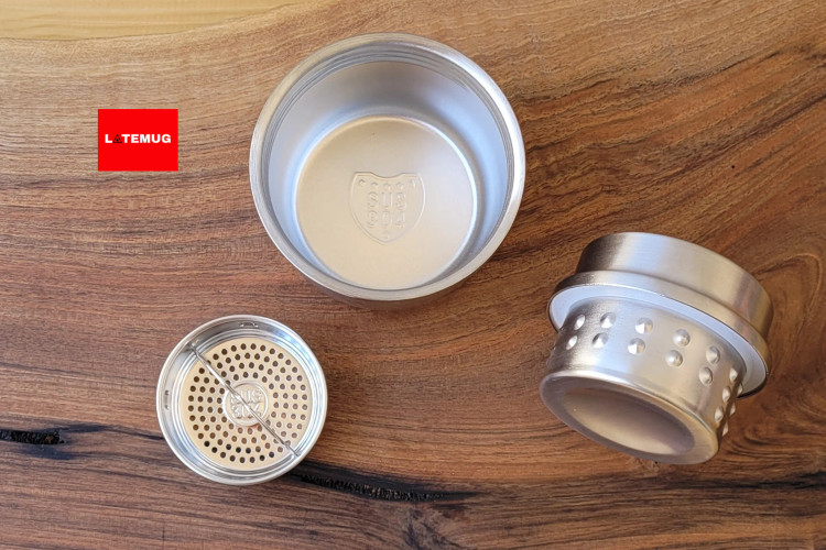 درب واشر دار داره بنابراین اصلا نشتی نمیده، دارای توری دمنوش که تفاله وارد لیوان نشه، دارای لیوان استیل