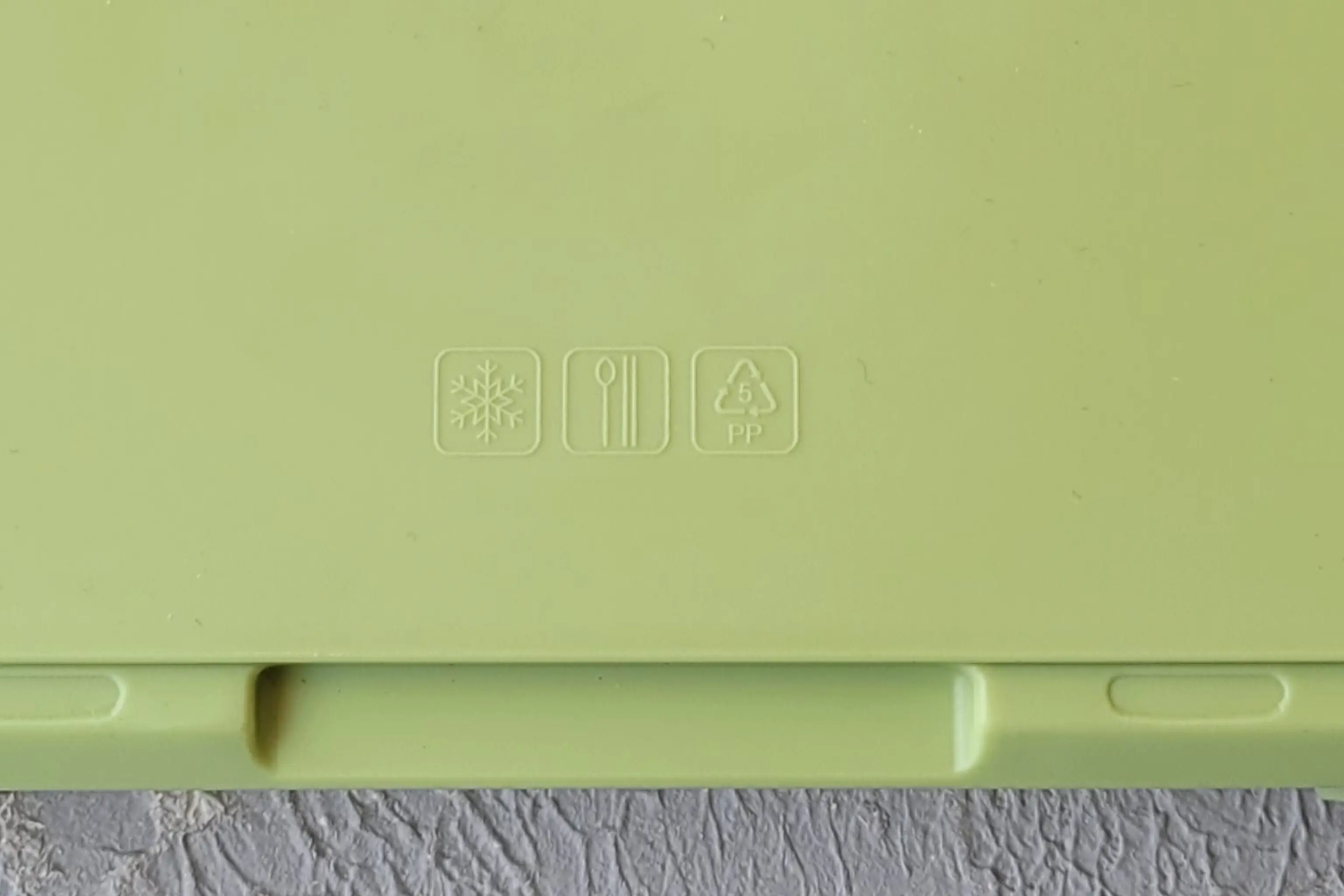 پشت قسمت پلاستیکی حک شده که قابل استفاده در ماکروفر و فریزر هست