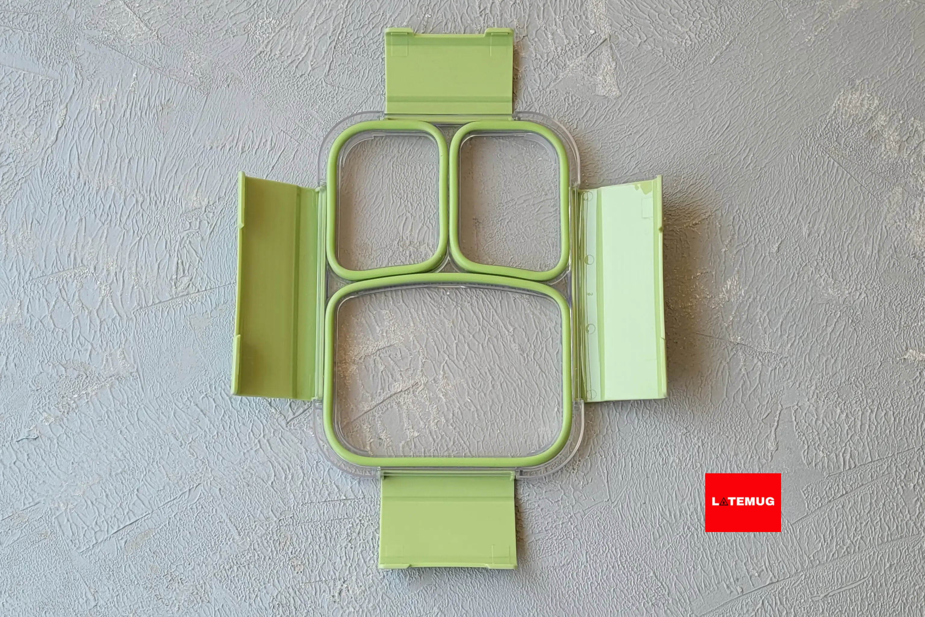 بر روی درب واشر جدا برای هر قسمت داره بنابراین محتویات قسمت‌های مختلف با هم قاطی نمیشن