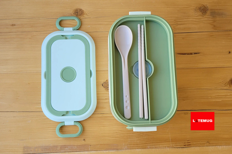 دارای قاشق و چاپ استیک پلاستیکی. روی درب طبقه اول سوپاپ خروج بخار غذا هست و حالت نیم طبقه داره وجا برای تنقلات هست